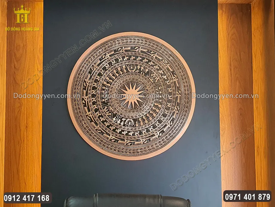 Gia chủ treo vật phẩm tại kh&ocirc;ng gian ph&ograve;ng l&agrave;m việc